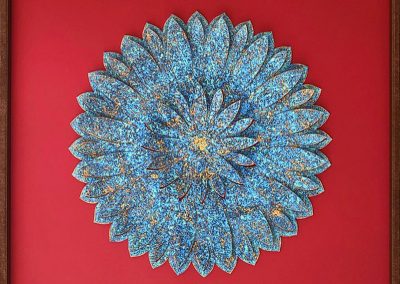 Quadro vermelho com mandala azul no centro