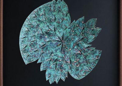 Quadro preto com mandala azul no centro